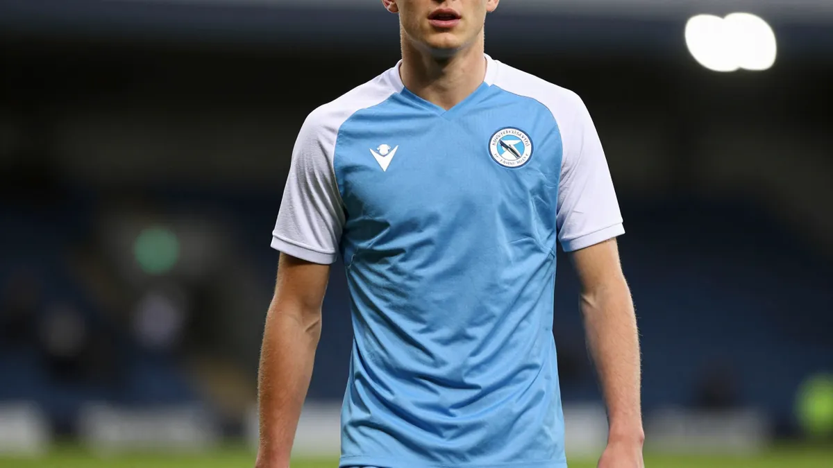 Fleetwood Town has signed young midfielder Noah Mawene from Preston North End